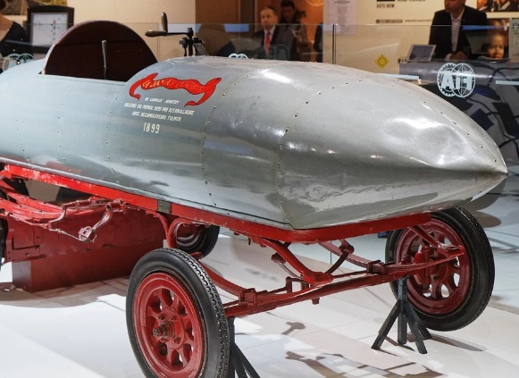 Primeiro veículo da história a ultrapassar a barreira dos 100 km/h.