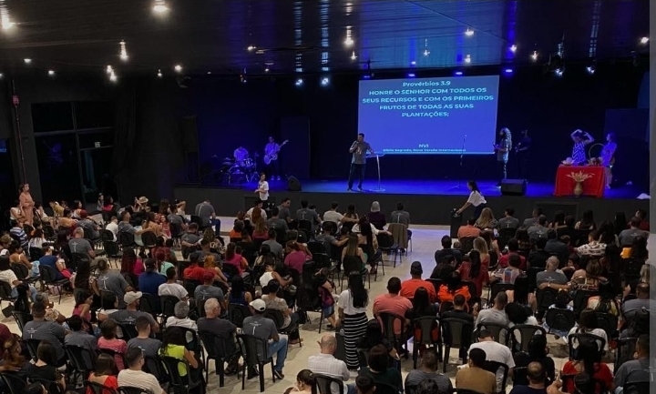 Conheça as 10 maiores igrejas e seu impacto no país