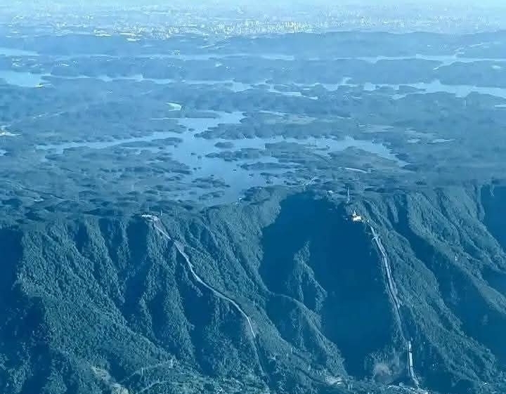 Entre São Paulo e o litoral, a serra que impõe uma fronteira