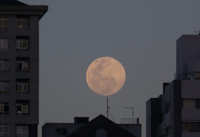 Veja a superlua de hoje e entenda seu impacto na Terra