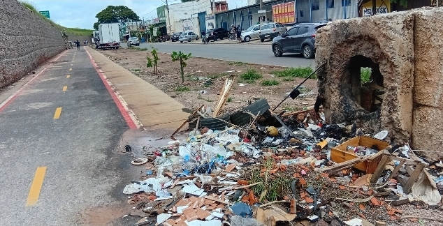 Moradores do Campo Belo relatam excesso de lixo nas ruas
