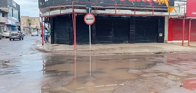 Chuva intensa deixa ruas alagadas no Campo Belo