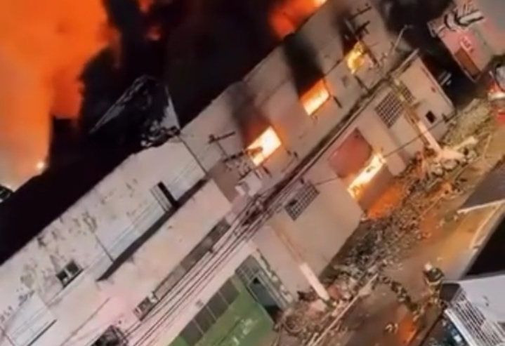 Incêndio de grandes proporções atinge prédio no Brás