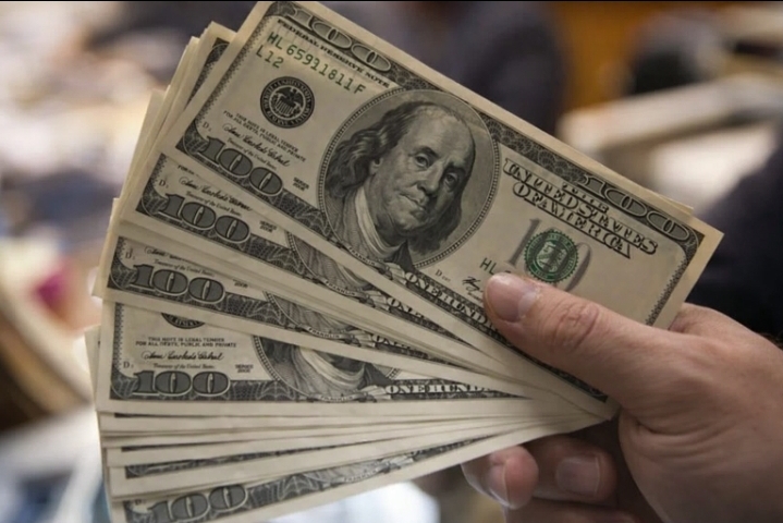 Queda do dólar surpreende mercado e fortalece o real