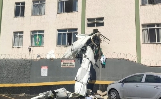 Avião de pequeno porte cai e atinge prédio em Belo Horizonte
