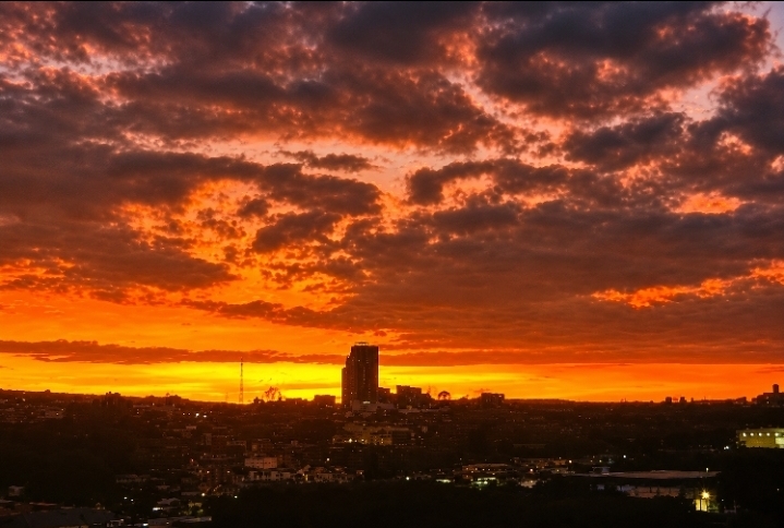 Amanhecer com céu avermelhado encanta moradores e vira destaque nas redes