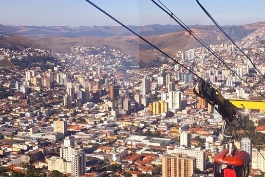 Cidade construída sobre antigo vulcão encanta turistas com águas termais em Minas Gerais