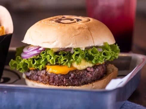 Dia do Hambúrguer movimenta restaurantes e aquece o setor de alimentação