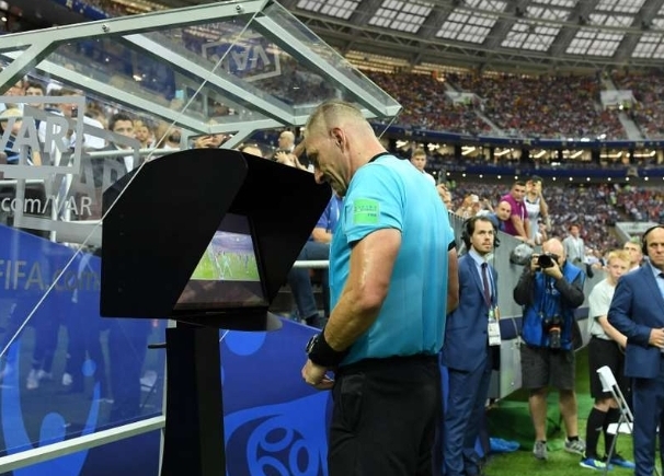 Novas regras da Ifab prometem jogos mais rápidos e tecnológicos