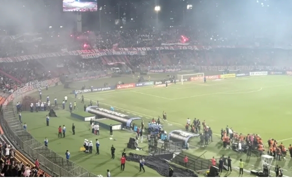 Jogadores deixam o gramado após tumulto em partida do Flamengo pela Libertadores